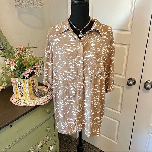 JODIFL Tops - Jodifl Boutique Tan White Animal Style Print Short Sleeve Button‎ Up Blouse Sz L